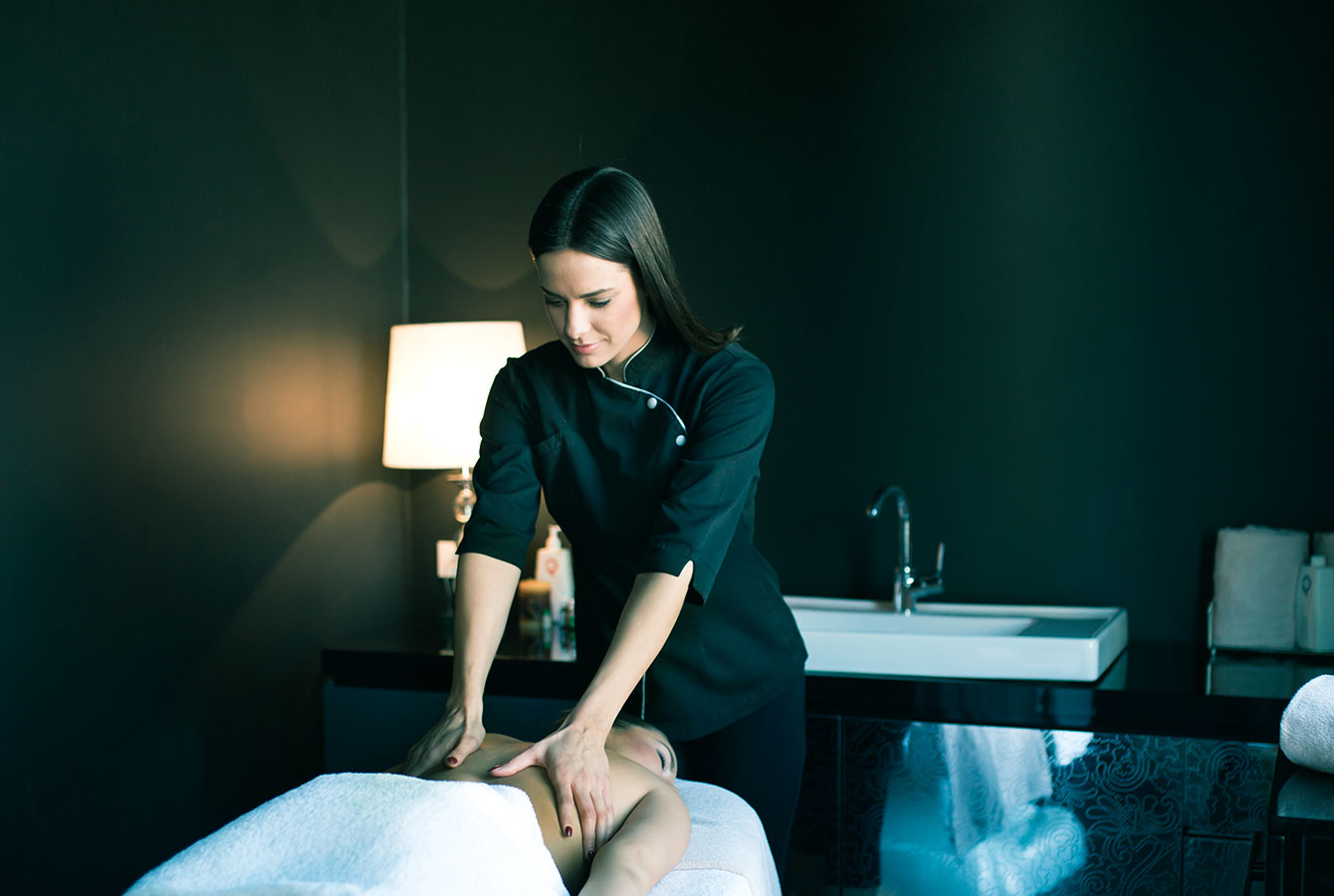 Терапеут за масажу пружа услугу која је резервисана помоћу апликације Планфи.