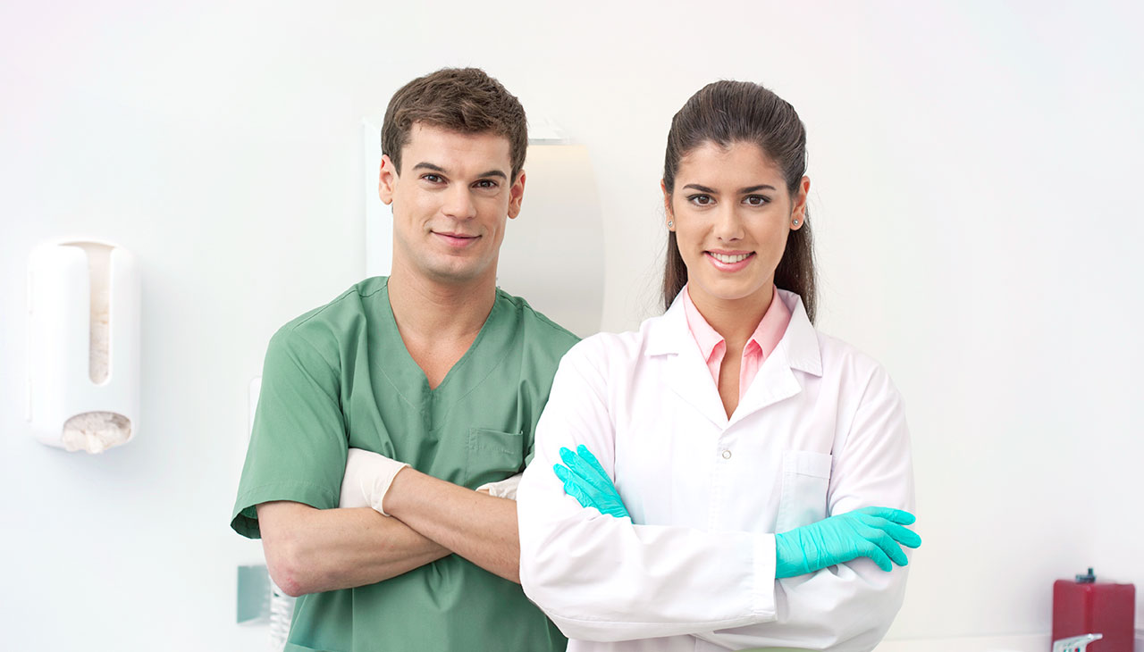 Δύο οδοντίατροι που στέκονται στην οδοντιατρική κλινική και περιμένουν τον επόμενο ασθενή.