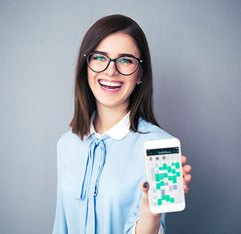 微笑的配镜师使用她的智能手机管理她在 Planfy.com 上的约会和预订。