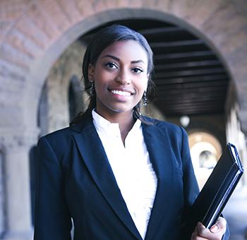 Ung kvinnelig advokat med dokumenter som deltar på en juridisk konsultasjon.